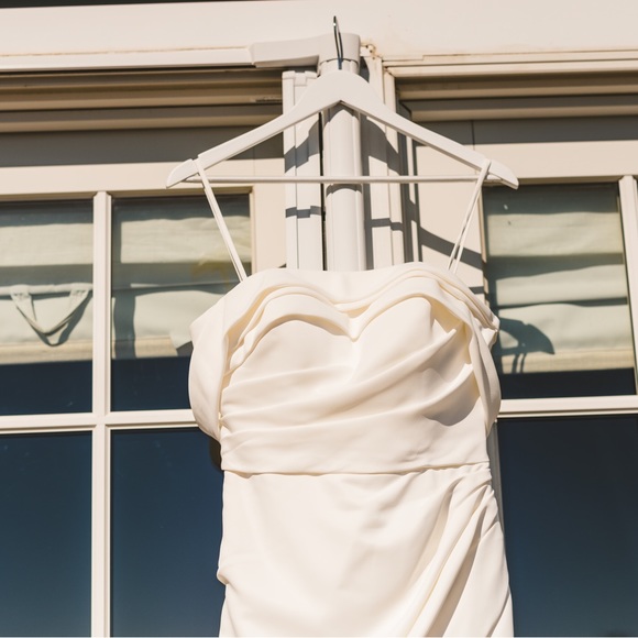 White wedding dress, off shoulder straps - Picture 4 of 7